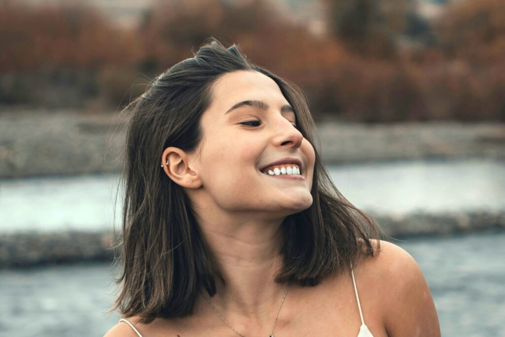 Paciente con sonrisa natural tras tratamiento dental, ideal para iniciar carillas y diseño de sonrisa en diciembre en Heredia