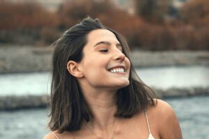 Paciente con sonrisa natural tras tratamiento dental, ideal para iniciar carillas y diseño de sonrisa en diciembre en Heredia