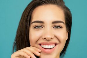 MUJWER SONRIENSO SONRISA BLANCA CLINICA DENTAL HEREDIA