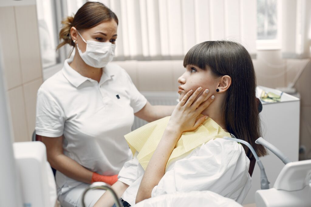 PERSONA CON DOLOR DENTAL CLINICA DENTAL DC DENTAL EN HEREDIA