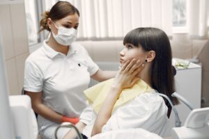 PERSONA CON DOLOR DENTAL CLINICA DENTAL DC DENTAL EN HEREDIA